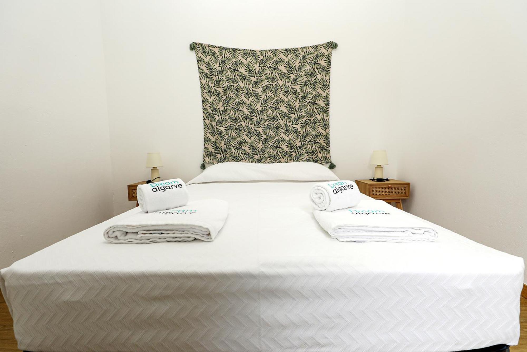 B87 - Windmill 2 Bed In Apartment *